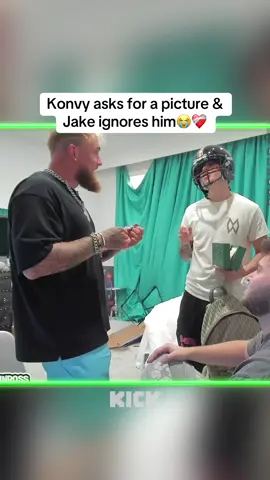 Konvy asks for a picture and Jake Paul ignores him