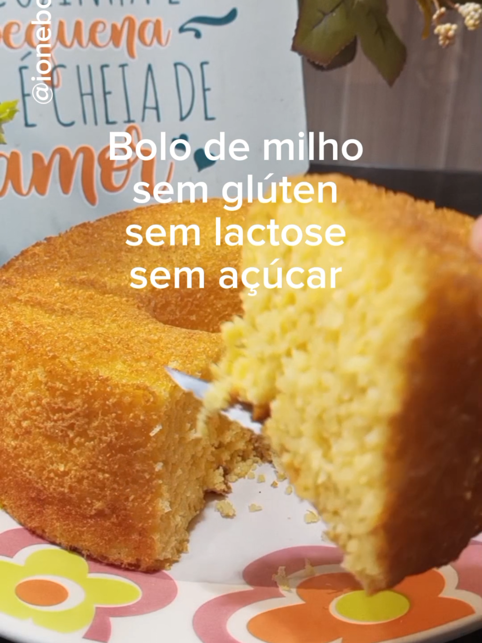 Bolo de milho 🌽 sem glúten, sem lactose  ao iniciar pré aqueça o forno 200⁰c  Ingredientes: Tudo no liquidificador  3 ovos  1 lata de milho sem água  1/ 2 xícara de óleo de sua preferência  1/2 xícara de adoçante culinário Lowçucar, forno e fogão. 1 xícara de leite de coco  1 xícara de Flocão de milho ( aquele de fazer cuscuz) 1 colher de sopa de fermento em pó ( aquele para bolo) Bata tudo no liquidificador, deixe o fermento por último. Coloque em uma forma untada e enfarinhada, leve ao forno para assar por aproximadamente 35 minutos, ou até cravar um palito e sair limpo #ioneboita #semlactose #semgluten #alimentacaoatipica #cozinhainclusiva #Cascavel #receita #semacucar #cozinhainclusiva #alimentacaoatipica 