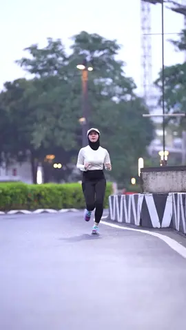 Pura-pura baper? Emang boleh? HAHAH  . #lari #run #Running #runner #gbk #jakarta #women #funrun #healthy 