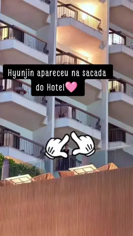 Hyunjin deu o ar da graça na sacada do Hotel 🩷 #hyunjin #straykids #straykidsstay #oppa #kpop #felixstraykids #stays 