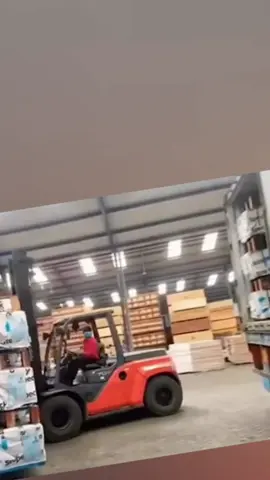 These #forkliftoperators gotta chill 🤧 my girl on this app (🎥@EVERYTHING FORKLIFT ) #forkliftcertified #failarmy #smoothoperator #truckfails #forklift #trucklife #warehouseworker #forkliftfails