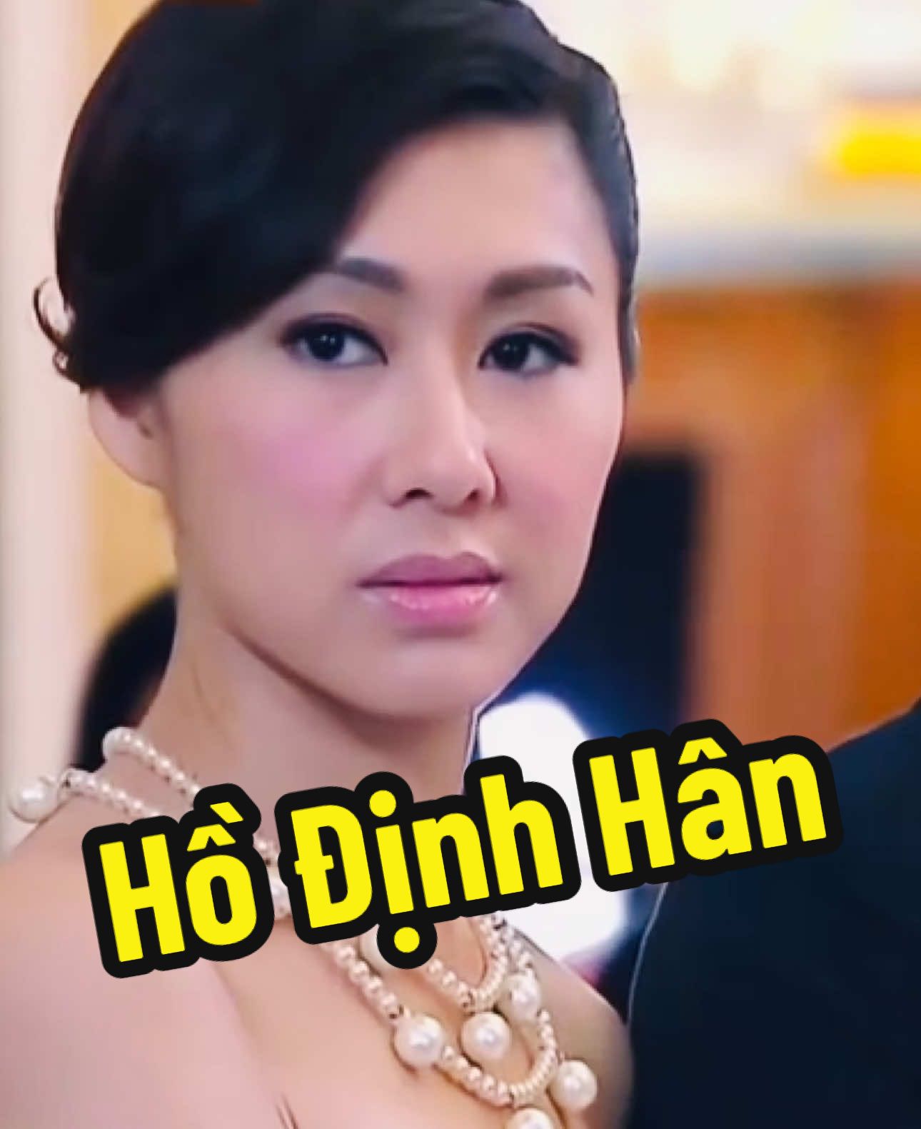 Hồ Định Hân TVB // Hồ Định Hân sinh ra và lớn lên ở Hồng Kông, cô có cha mẹ và một em trai thời thơ ấu sống ở quận Trung Tây của đảo Hồng Kông. Khi lớn lên, cô cùng gia đình chuyển đến Truân Môn. Trước khi bước chân vào ngành, cô từng làm thư ký trong công ty của người dì. #phim #hongkong #tvb #phimbo #actress   Sự nghiệp sửa - Năm 1999 Hồ Định Hân tham gia cuộc thi ca nhạc Tân Tú, lọt vào top 4 chung cuộc. Tháng 1 năm 2001, cô tham gia cuộc thi Cover Girl lần thứ 3 do TVB tổ chức và giành giải quán quân, sau đó gia nhập lớp huấn luyện nghệ sĩ thứ 18 của TVB và trở thành nghệ sĩ thuộc đài truyền hình này. - Ban đầu cô không được TVB chú ý lắm và chỉ giao những vai diễn nhỏ cho cô, nhưng bằng thực lực và những cố gắng không ngừng nghỉ, cô đã bắt đầu có những vai diễn có đất phát huy hơn và để lại ấn tượng sâu sắc trong lòng khán giả.