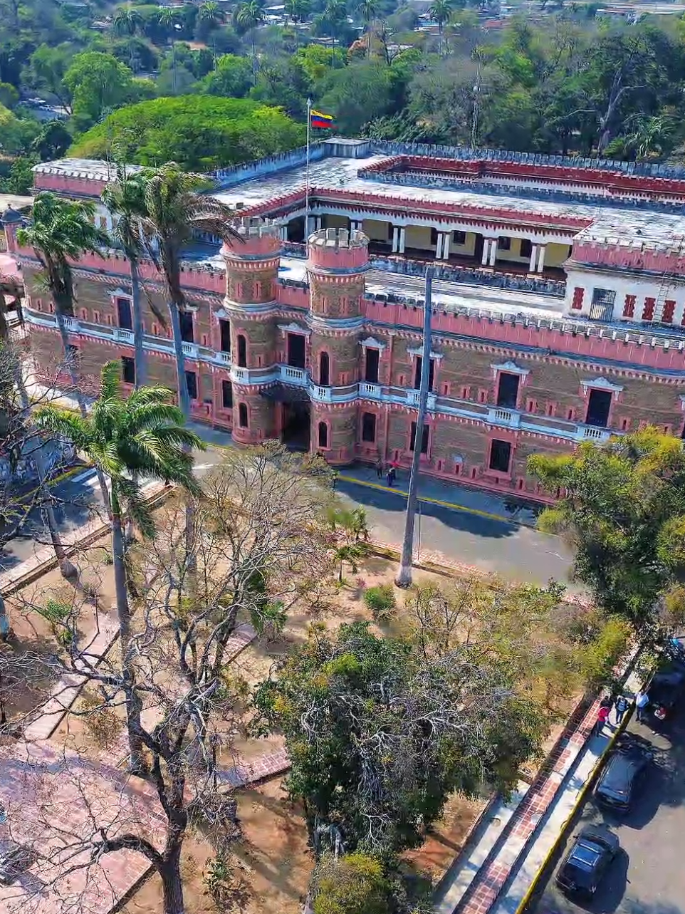 Después del trabajo. . #LaVictoria #aragua #dronelife  #dji3mini #dron #castillos #dronetiktok 