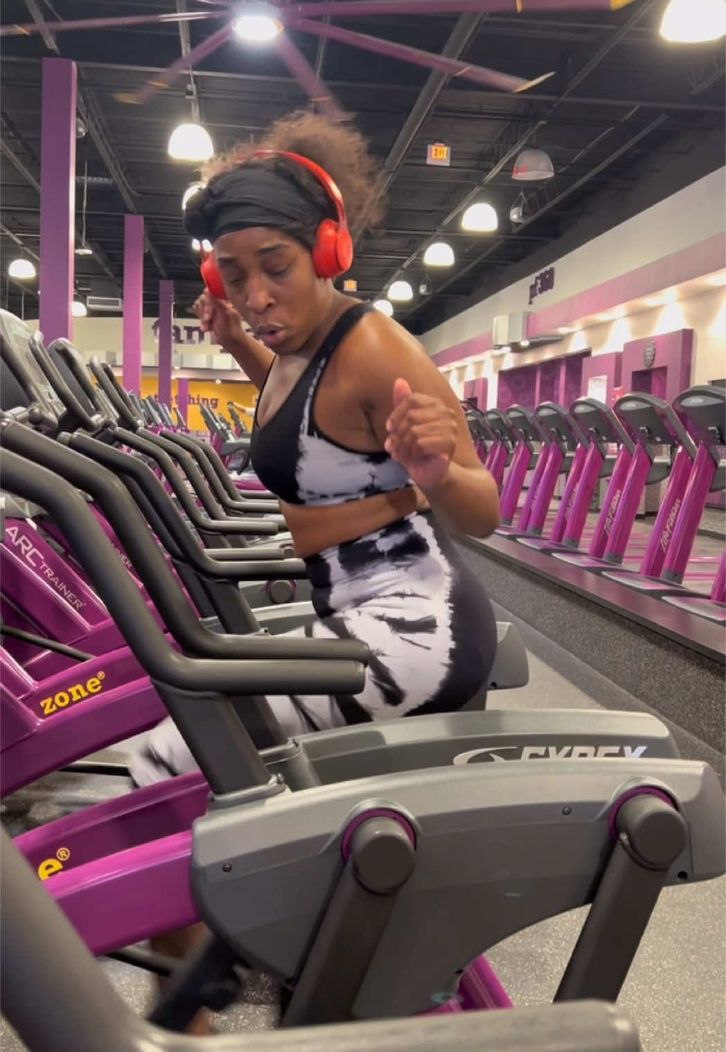 Ayeeeee 😝 be dancing myself right into shape! #core #dance #arctrainer #viral #fyp #cardio #workout #Fitness #gymbaddie #getfitwithro 