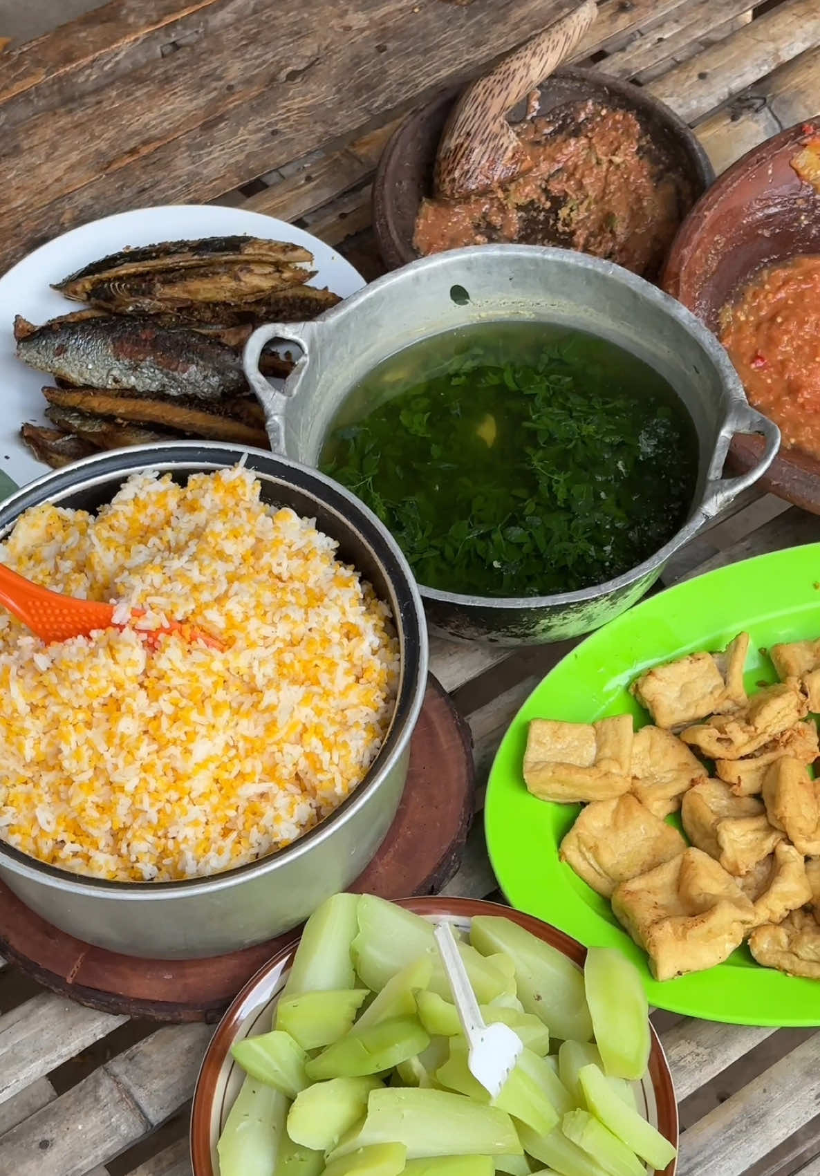 Ininih yang ditunggu-tunggu 😌🤤 Nikmatnya tuh gag ada duanyaa 😆🫶🏻 #probolinggokuliner #kulinerprobolinggo #nasijagung #mudik #lebaran #kulinerkraksaan #kraksaankuliner #kulinerkotaprobolinggo 