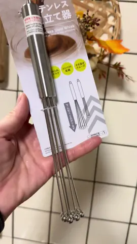 Comprei na Daiso e paguei 220¥ com impostos! Este batedor de ovos feito em aço inox na cor prata vai transformar o jeito que você cozinha na sua casa, muito funcional este utensílio vai auxiliar você a preparar suas massas, omeletes e o que mais você desejar cozinhar, super fácil de se usar e realmente muito bonito este item vai fazer a diferença na sua cozinha!!! Peça que une a elegância com a utilidade, este batedor de ovos fouet é super prático para bater e misturar e fazer a emulsão dos seus preparos na cozinha e vai facilitar muito a sua vida na cozinha e deixar seus momentos mais bonitos e descontraídos por ser feito de aço inox de ótima qualidade, esse utensílio vai durar por muito tempo em sua cozinha!#japao #daiso #casa #praticidade #barato 