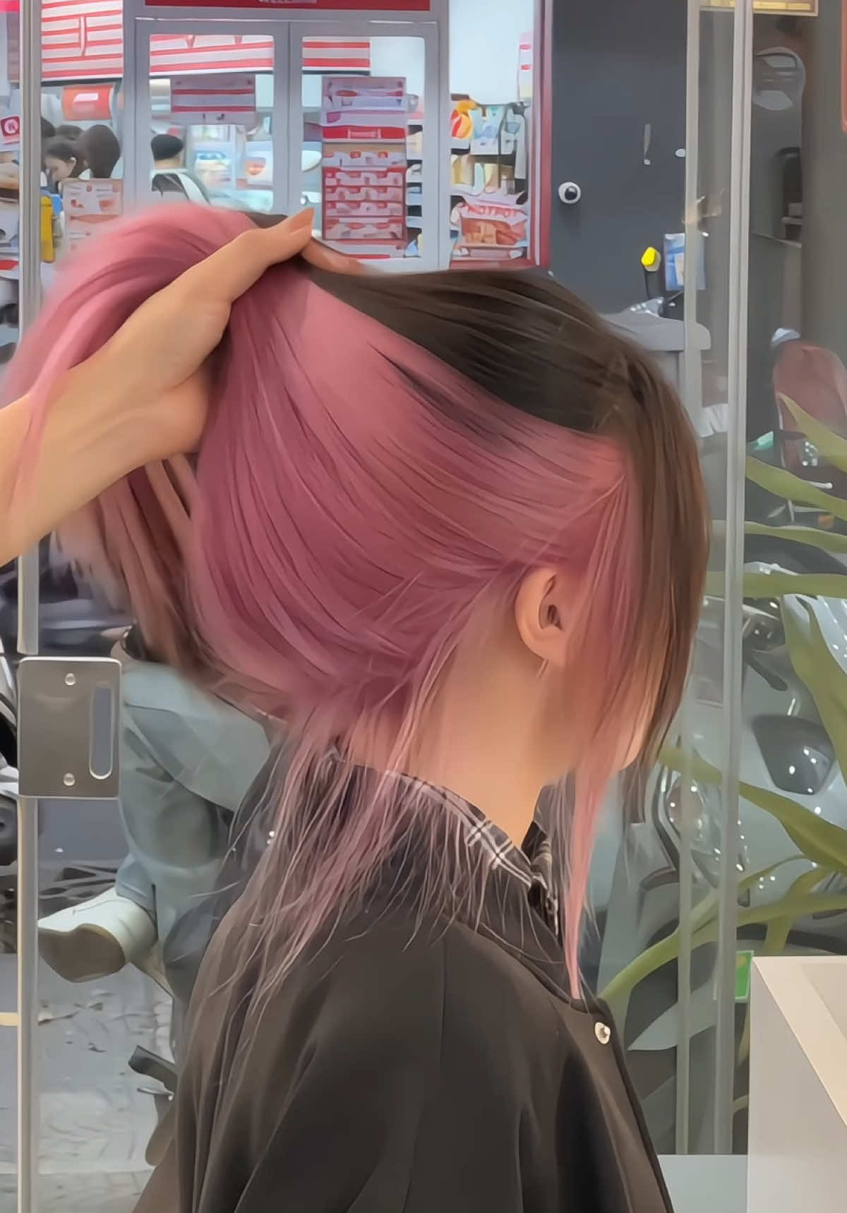 Làm sao để khác biệt mà vẫn tinh tế? Hidden Pink chính là đáp án!  #Hidden #hiddenlight #tocđep #tocdep #tmmouhairsalon #mouhairsalon #pink #MàuẨnHot #TócĐẹp2025 #fyp #viral #foryou 