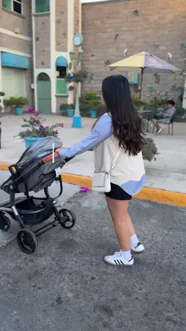 Aquí les dejo unas características extra 🧸🩵 Por cierto tenemos código de descuento: JAQUI10 @Bebesit México  • Asiento reversible: Permite tener al bebé siempre a la vista, lo que facilita la interacción y cuidado. • Manillar ajustable: Proporciona mayor comodidad para la mamá al poder ajustar la altura según sus necesidades. • Freno centralizado: Brinda mayor seguridad al mantener la carriola en su lugar cuando es necesario. • Toldo 3 paneles • Cubrepiés desmontable: Permite adaptar la carriola a diferentes climas y necesidades. • Canasto portaobjetos: Proporciona espacio adicional para llevar objetos hasta un máximo de 3 kg, lo que facilita el transporte de artículos necesarios durante los paseos #bebé #carriola #carseat #bebesit #baby