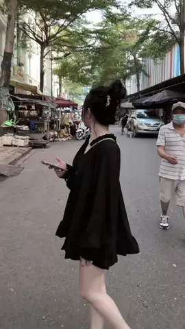 “Nếu hạnh phúc đến với em khó quá,thì chúc em nửa đời sau chả có gì ngoài xiền💐✨