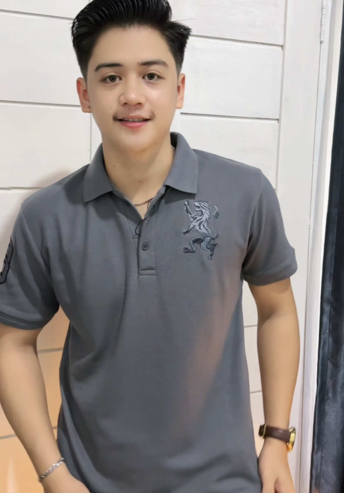 Kaos polo gio warna gray mahone,Gratis parfum & tottebag selagi masih tersedia dijudul😱,cek keranjang kuning,klik dipojok kiri dibawah👆🏻#kaospolo #keren 