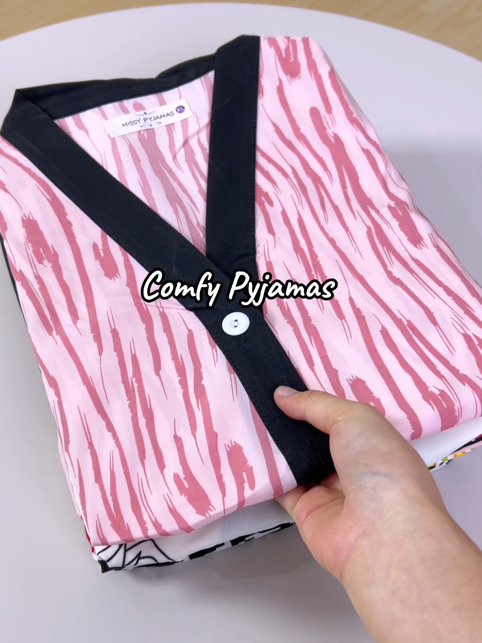 Pakai ni sambil buat kopi pagi-pagi☕, terus rasa macam aesthetic influencer kat rumah sendiri 😆🤩✨ #pyjamaslawa #aestheticpyjamas #pyjamaset #bajutidurwanita #pyjamaswanita #pyjamascantik #missypyjamas #yth_eu 