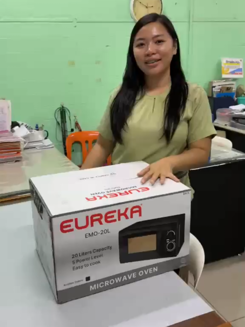 an epic Unboxing of Microwave Oven 😂😂😂😂 Baka naman @eurekahomeappliances . Mainit na ulam = Happy Teachers 😁😁 #WalaLangWithDuday #DudayLyVlogs #DudayDiaries #EurekaMicrowave