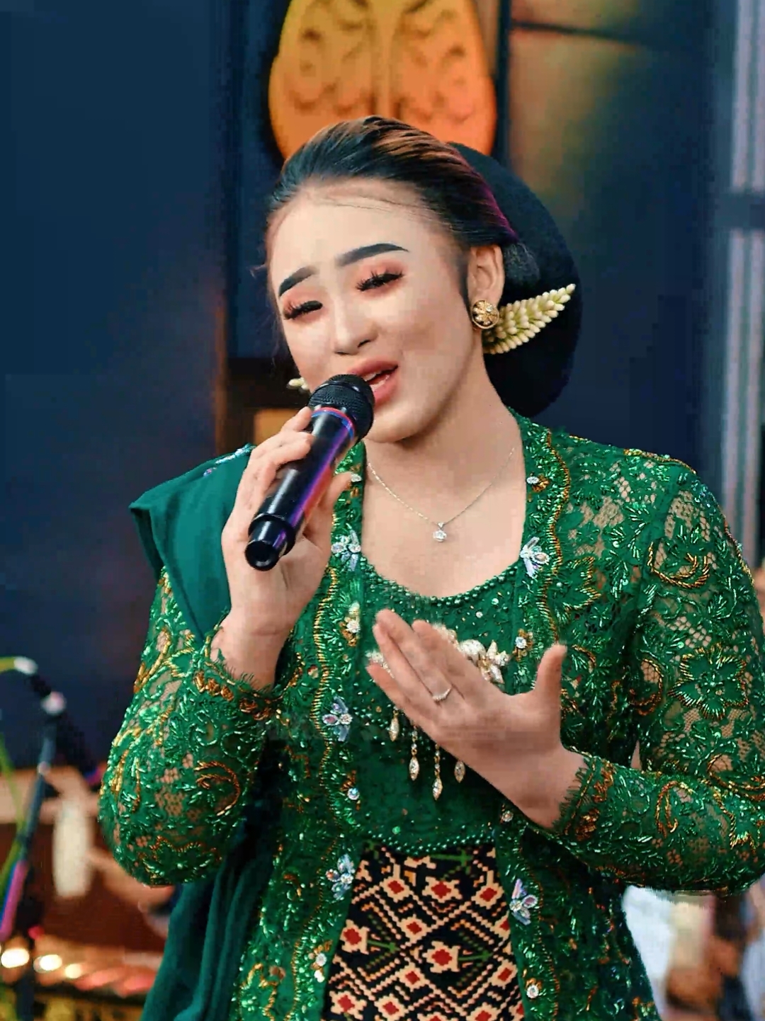 Ayang Ayang - Niken Salindry @nikensalindryrealll  Full Video On Youtube Channel Kembar Music Digital @kembarmusicdigital  . #nikensalindry #nikensalindryterbaru #nikensentertainment #nikensmusicdigital #sanidynusantara #sanidylampung #kembarmusicdigital