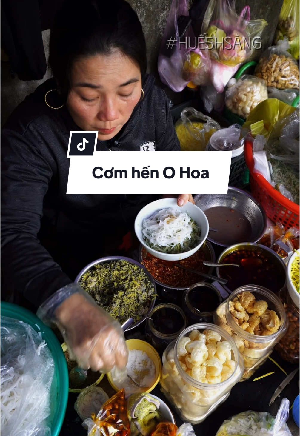 Cơm bún hến là món ăn sáng quen thuộc của người Huế. Khi đang suy nghĩ không biết ăn gì thì chỉ cần tạt vào một quán vỉa hè “ O ơi cho con tô cơm nước” là đã ấm bụng cho ngày mới. Hàng quán cơm hến vìa hè ở Huế nhiều lắm, đi đâu cũng thấy, mỗi quán mỗi O mỗi Dì có cách nêm nếm gia vị khác nhau tạo nên hương vị riêng của mỗi quán mà không lẫn đi đâu được. Ai ăn quen quán nào thì hay đến quán đó, đủ kiểu vậy đó, ai cũng có trong lòng mình 2-3 quán ruột để tiện đâu ăn đó.  O Hoa bán cơm hến thâm niên 8 năm, tay ngang vào về gia truyền O là đời đầu ^^ O kể khi mới đi bán ngày cũng được 4 5 chục tô, cứ nêm rồi khách phản hồi rồi lên tay, ngày mỗi cải thiện ngon hơn, đến nay đã được 8 năm nên ngon đỉnh rồi. Bạn xem cách O nêm cơm, bún và mì có gì khác nhau không nhé. #CheckinHue #hue5hsang #morningvibes #amthuchue 