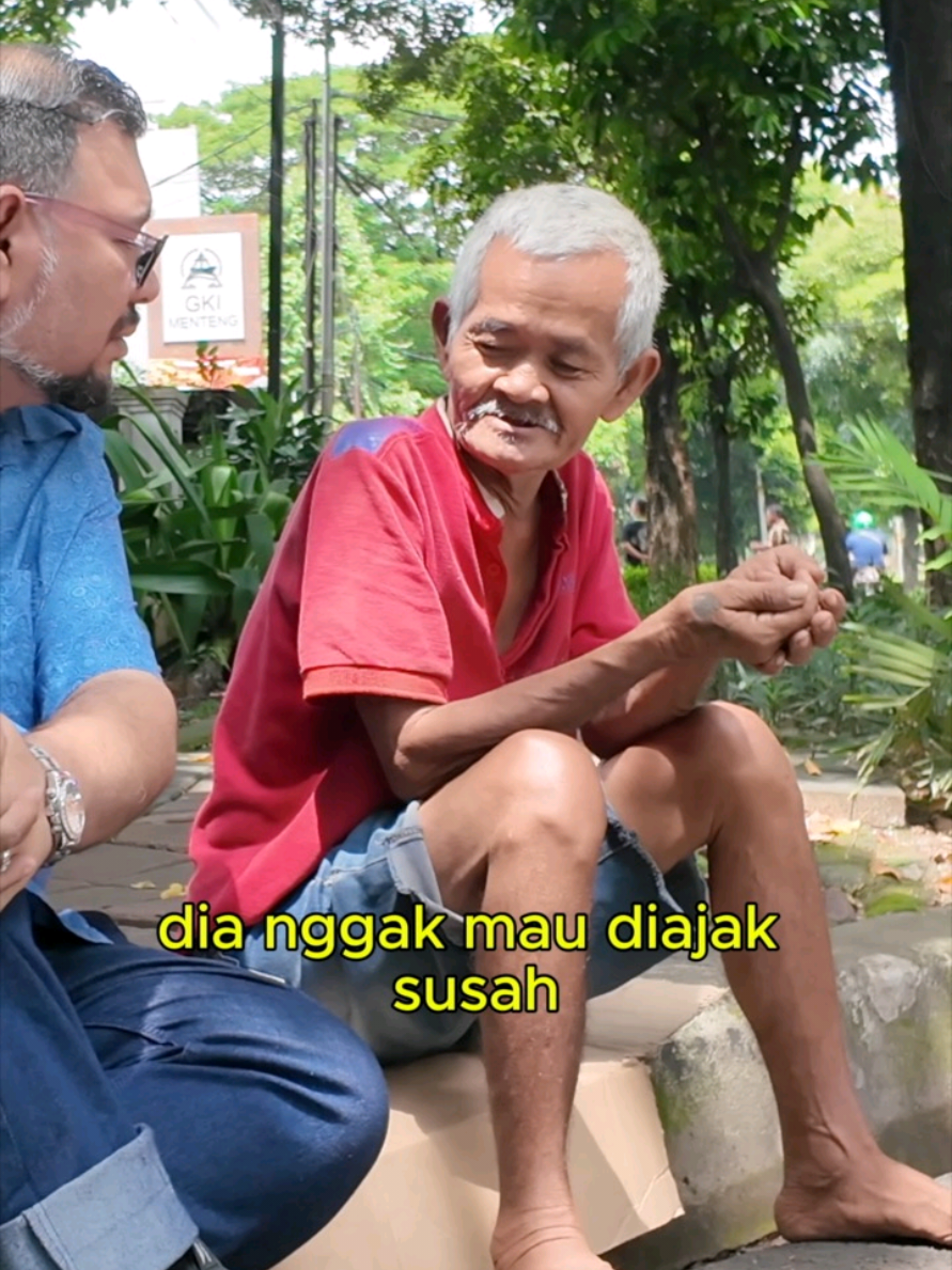Kisah bapak soleh di menteng..Seharian capek cari rezki untuk hidup..Bagi aku, kebahgiaan nga kenal usia dan status…ianya milik semua…enjoyy guyss..#cikgushaari #fypシ #rezeki #indonesia #bogor #bahagia #fyp #bahagiacaracikgushaari
