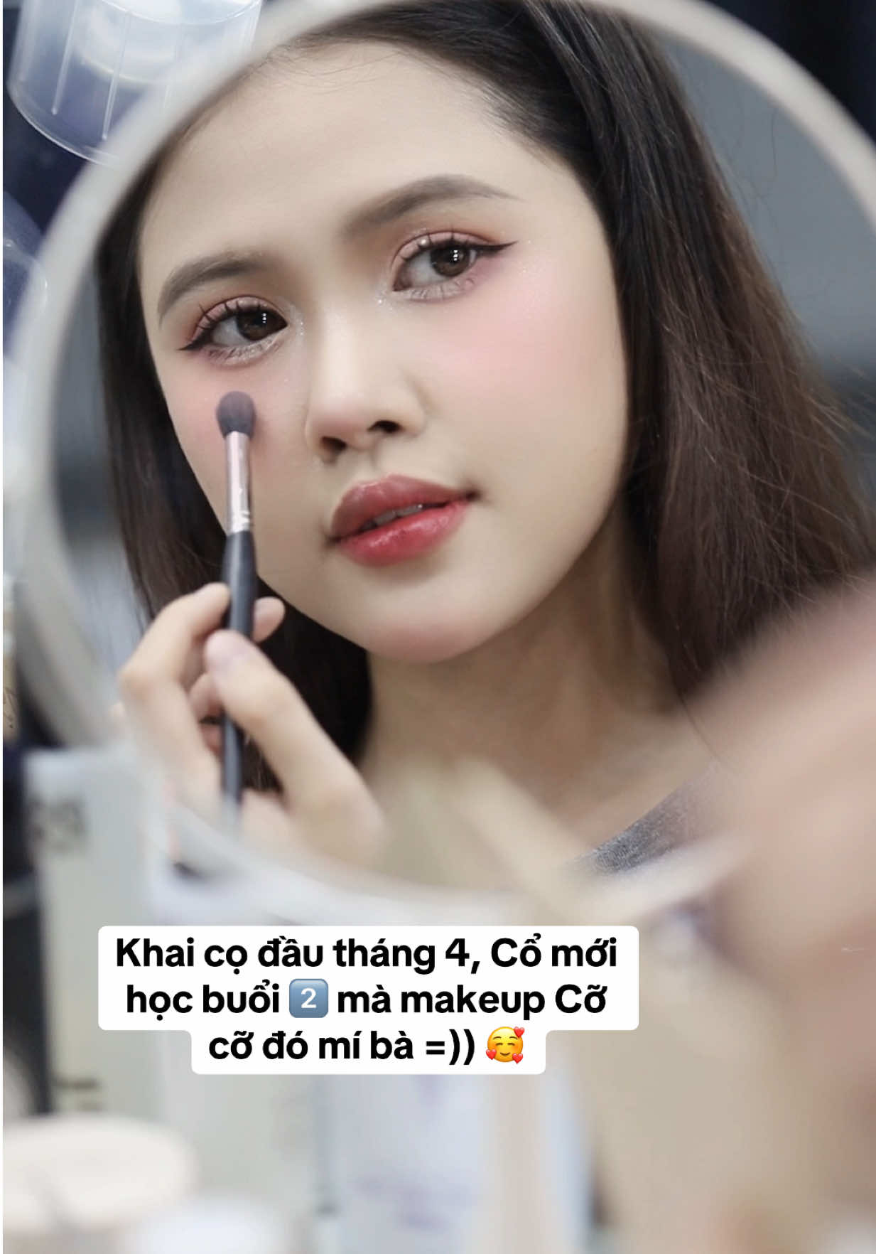 Khai cọ đầu tháng 4, ưu đãi giảm 10% khi đăng ký từ 2 người trở lên cho các khoá học cá nhân bên Emmi ạ 😘😘😘  #makeupcanhan #makeuptainha #makeuphcm #makeuptiec #makeupbinhtan #makeuptanphu #makeupquan6 