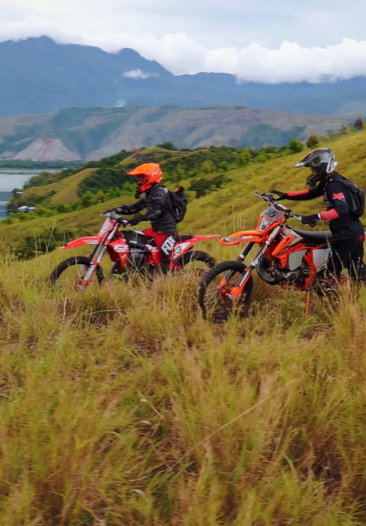 viewnya gak ada obat🥰 #adventure #bikelife #trailbike #mountain #papua #sentani #advstar #2stroke #2strokeindonesia #dirtbike #trabasindonesia 