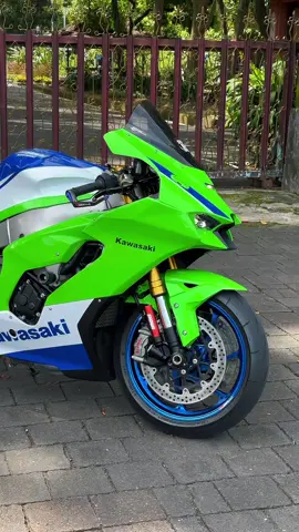 . Ready Rare Item Only 5 unit di Indonesia Kawasaki ZX10R 40th Anniv 2024 . Total acc terpasang 80 jutaan . • Battlax RS11 front tire • Battlax RS11 rear tire • Brembo M50 rear calipers • Ohlins electronic steering dumper • Zero gravity windscreen • Kabon proguard • Single seat • WR3 frame slider • WR3 tailtidy • Spool arm • Project one stoplamp LED 3in1 • Marchesini forged aluminum rims M7RS • Supersprox aluminum gear • Spark titanium exhaust 3/4 system . Fullpaper Nopol Bali Odo 1.800km on going Kunci 2 Part ori, manual book, lengkap kondisi full acc oke siap pakai  . Special offer  Std pabrik : 62X.000.000 Full acc : 69X.000.000 . . TUKAR TAMBAH/CASH/CREDIT SILAHKAN . LOKASI GARAGE KAMI DI  JALAN BUKIT TUNGGAL PEMECUTAN-DENPASAR . SIAP KIRIM KE SELURUH PELOSOK NUSANTARA DENGAN STORING/TOWING CAR KEPERCAYAAN KAMI . BISA DILAKUKAN PEMBELIAN SECARA ONLINE DENGAN KUALITAS UNIT YANG KAMI JUAL SUDAH MENDAPATKAN KEPERCAYAAN CUSTOMER SEJAK TAHUN 2014 HINGGA SAAT INI . More info : Dm ig : @spmbigbike_garage  Whatsapp/call : 081999433029  