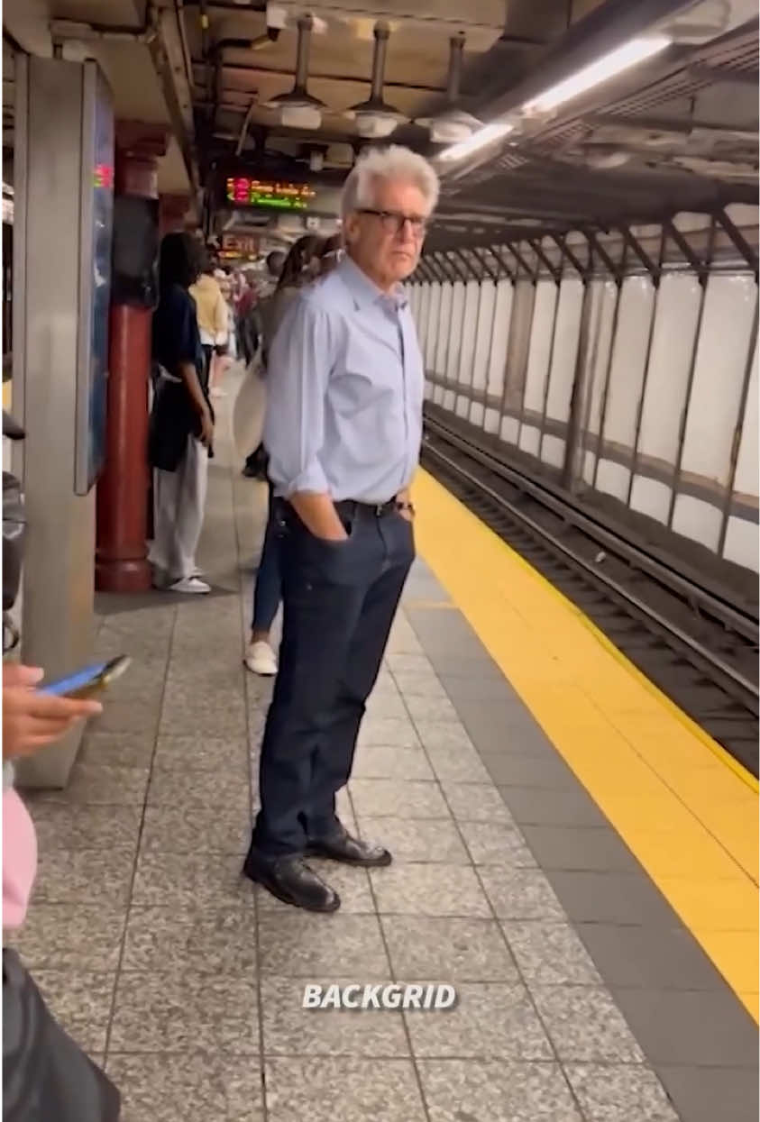 El famoso actor Harrison Ford fue captado esperando por un tren 🚂 en New York como todo un ciudadano común. Se estima que el patrimonio neto de Harrison Ford en el 2025 será de unos 300 millones de dólares. Obtuvo su fortuna protagonizando múltiples películas taquilleras, incluyendo las franquicias de Star Wars e Indiana Jones. Su imagen también ha aparecido en productos durante varias décadas, lo que probablemente haya contribuido a su fortuna. . . . . . . #miraquetevi #harrisonford 