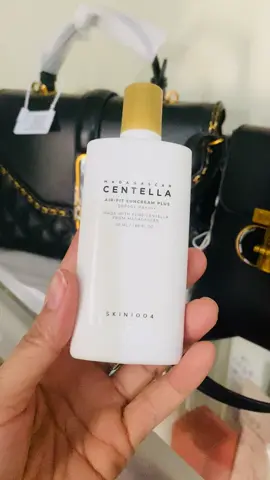 ❌ KEM CHỐNG NẮNG CENTELLA SKIN 1004 ♥️ Dung tích : 50ml   👉 Kem Chống Nắng Skin1004 Madagascar Centella Air-Fit SunCream 50ml 🌈 Một sự lựa chọn mới dành cho các nàng yêu thích các sản phẩm của nhà Skin1004 đây. Nếu như nàng đang dành một sự ân ái cho ampoule hay toner của hãng thì chắc chắn em kem chống nắng mới này hứa hẹn sẽ không làm cho nàng thất vọng đâu nè: 🌥️ Với thành phần không thể thiếu của nhà Skin1004 chính là Chiết xuất rau má vùng Madagascara em ý giàu vitamin B,C và Polyphenols 🌈 Ngoài ra em ý còn chứa Niacinamide : một chất dưỡng sáng da an toàn 🌥️ Kết cấu dạng lotion,mỏng nhẹ trên da không cay mắt và ko bết dính khó chịu. 🙏 Sản phẩm cực thích hợp cho các nàng da nhạy cảm ạ, nàng nào lo dùng kem chống bị bí da, kích ứng thì phải thử ngay em này nha 💖 HDSD: Thoa đều kem chống nắng lên da trước khi ra ngoài 15-20p, cuối ngày tẩy trang sạch sẽ các nàng nha
