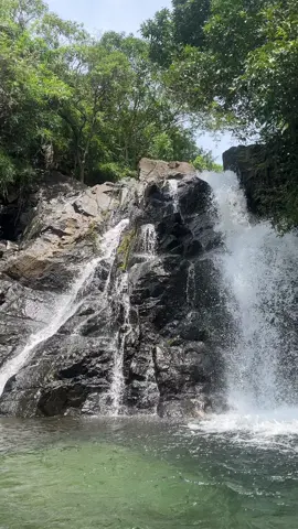 No need ng background music kay ate palang alam mo ng masaya dito. #liwliwabeachzambales #zambales #falls #anghalolubongnangoloanfalls 