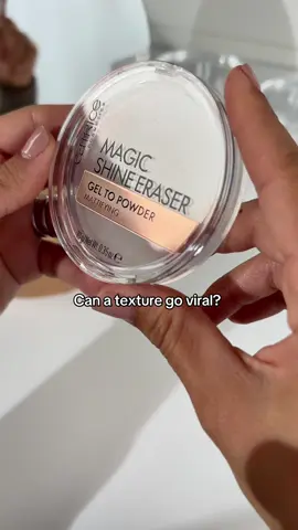 This gel to powder formula of the Catrice Magic Shine Eraser is just stunning 🤩 Who agrees? 🙋🏼‍♀️ #catrice #catricecosmetics #makeup #beauty #magicshineeraser 