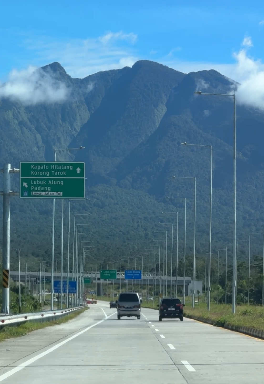 What a view #tolpadangsicincin #wonderfulindonesia #fyp #pesonaindonesia 