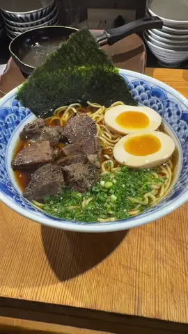 不是所有溫柔都能看見，但當豬臉頰肉在嘴裡化開的瞬間，你會懂的❤️❤️❤️ 「豬臉頰蔥油拉麵」 📍#屋台一休 ｜20年日料職人 日式料理Ｘ中式料理 從餐車做到四間店，外送叫得到的生魚片 你以為來吃日料？結果被故事餵飽 預約訂位歡迎私訊 #福壽街一哥#日本料理 #情緒價值 #中華料理 #職人精神  #溫度 #光頭 #專業 #廚師 #放感情 #生魚片 #刀工 #美食 #無酒不歡 #深夜食堂