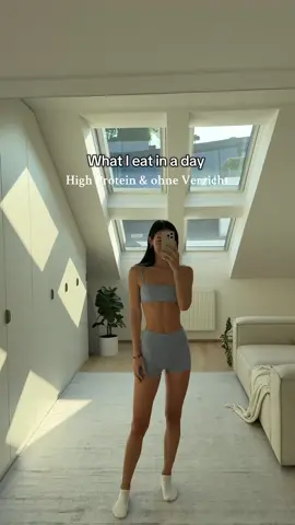 What I eat in a day | Um Muskeln aufzubauen & definiert zu bleiben🤝🏼 High Protein ist für mich Pflicht und damit ich sichergehe, dass ich auch auf mein Eiweiß komme tracke ich mit @lifesum - es geht so easy, man kann einfach Fotos von den Mahlzeiten schicken, per Text, per Barcode oder manuell eingeben! Und es gibt unfassbar viele weitere Funktionen! Probiert es unbedingt mal aus 👉🏼 Link für -55% auf euer Premium Abo findet ihr in meiner Bio🤍 