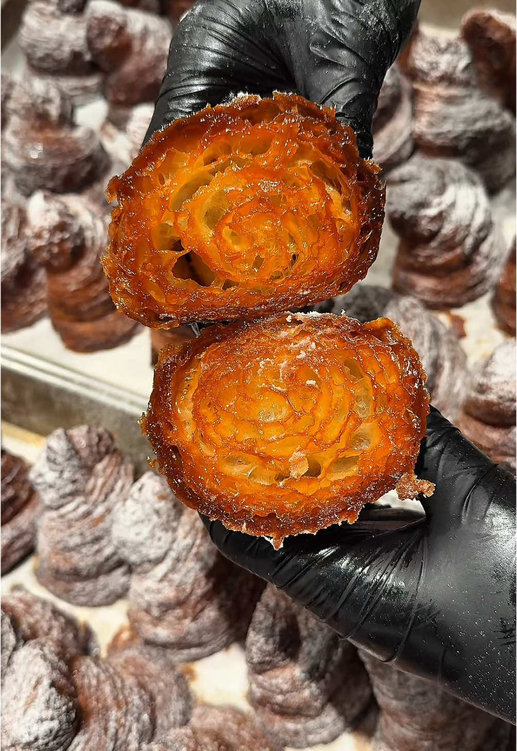 背徳の絶品ハニークロワッサン🥐 ハニークロワッサン250円 ハニーバターにたっぷりつけて、グラニュー糖をまぶしてキャラメリゼした背徳のひと品😋 外はカリカリ香ばしく、中はじゅわっと食感でクセになる美味しさです！ 🍚店名: 嵜本ベーカリーandmore 扇町店 住所: 大阪府大阪市北区天神橋3丁目7-13 ブラーヴォ扇町 1F 最寄駅:南森町駅から徒歩5分 営業時間：8:00〜19:00 定休日：不定休 #大阪グルメ#Japanesefood#tiktokfood