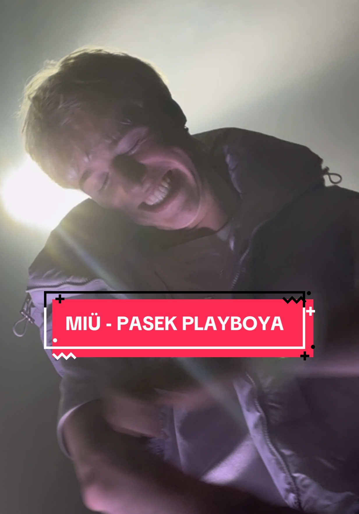 nie wiem ktory podac bo 2 mam na pewno #dc #dlaciebie #koncert #miu #maciekiubrania #v24tour #V24tourkrakow #pasekplayboya 