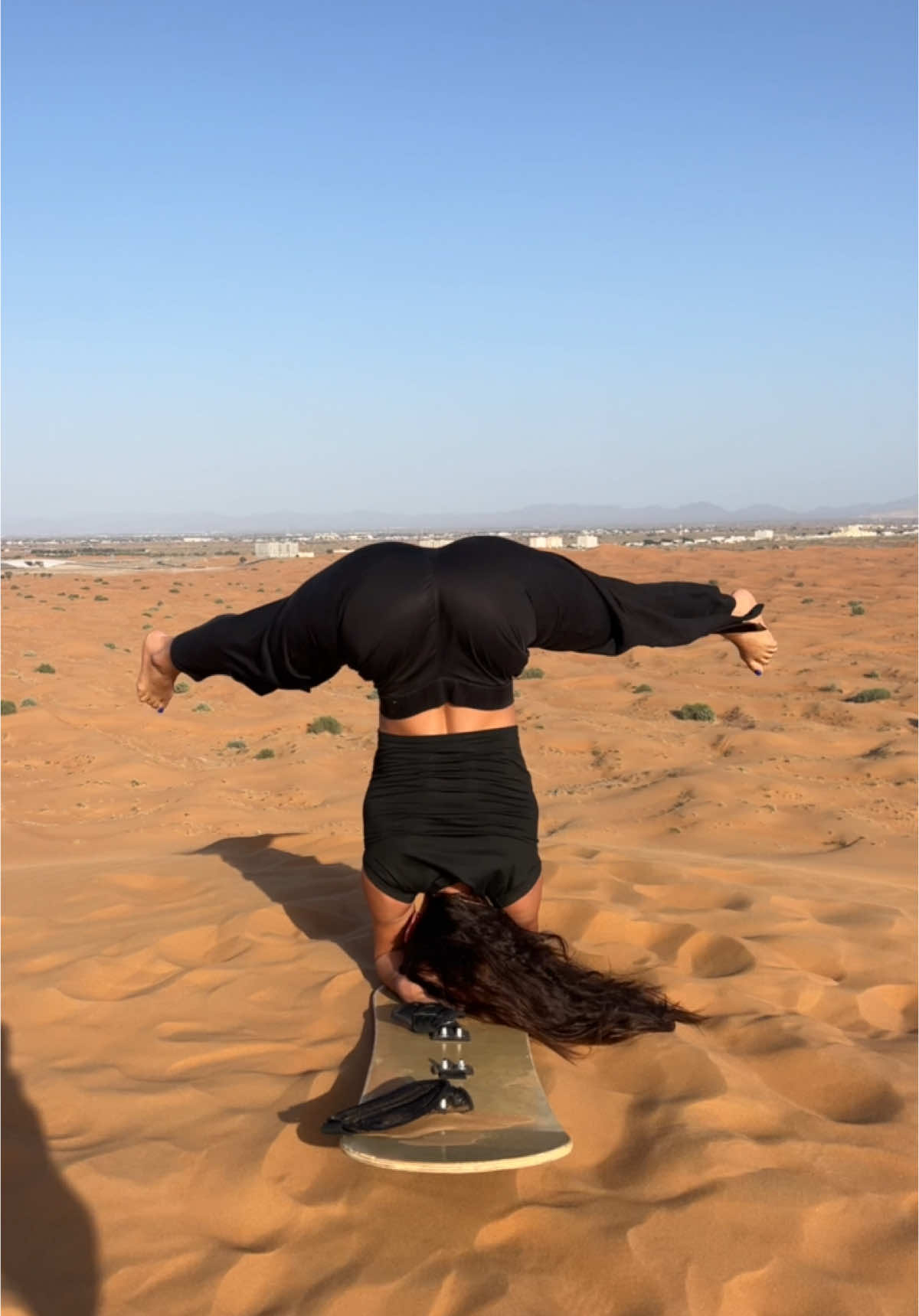 De cabezas por el mundo !  #headstand #dubai #travel #yogi #yogapose #yogaflow 