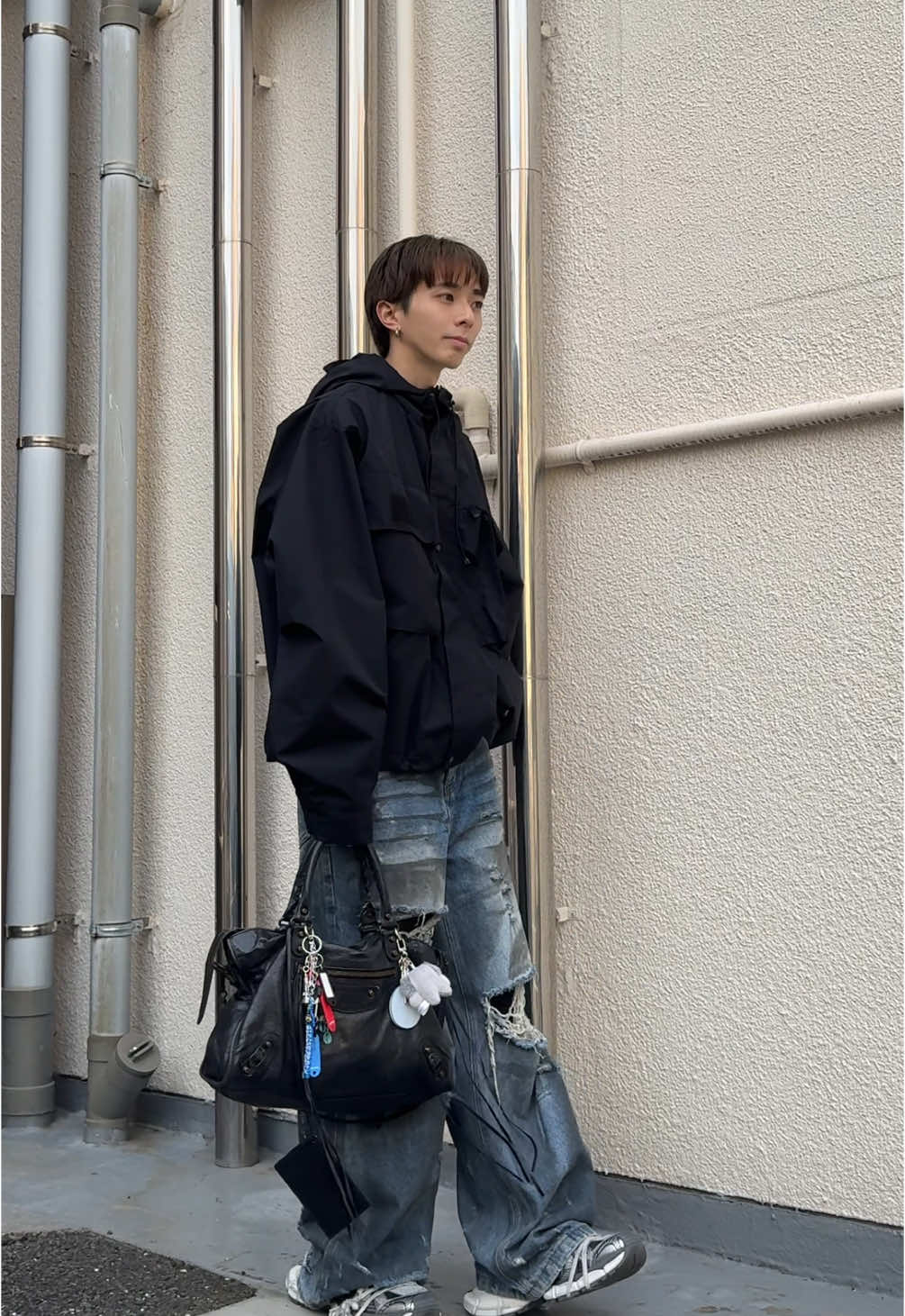 寒さ行ったり来たりするのやめて欲しい🌪️☀️ #balenciaga #city #キーホルダー #チャーム #デニムコーデ #春コーデ 