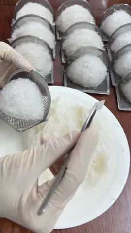 Cách vào khuôn ổ yến tinh chế: đầu tiên thợ sẽ cân phần sơ mướp và cho vào khuôn trước, sau đó tỉ mỉ sắp từng miếng, từng sợi lên trên và chỉnh lại cho đều và đẹp ❤️