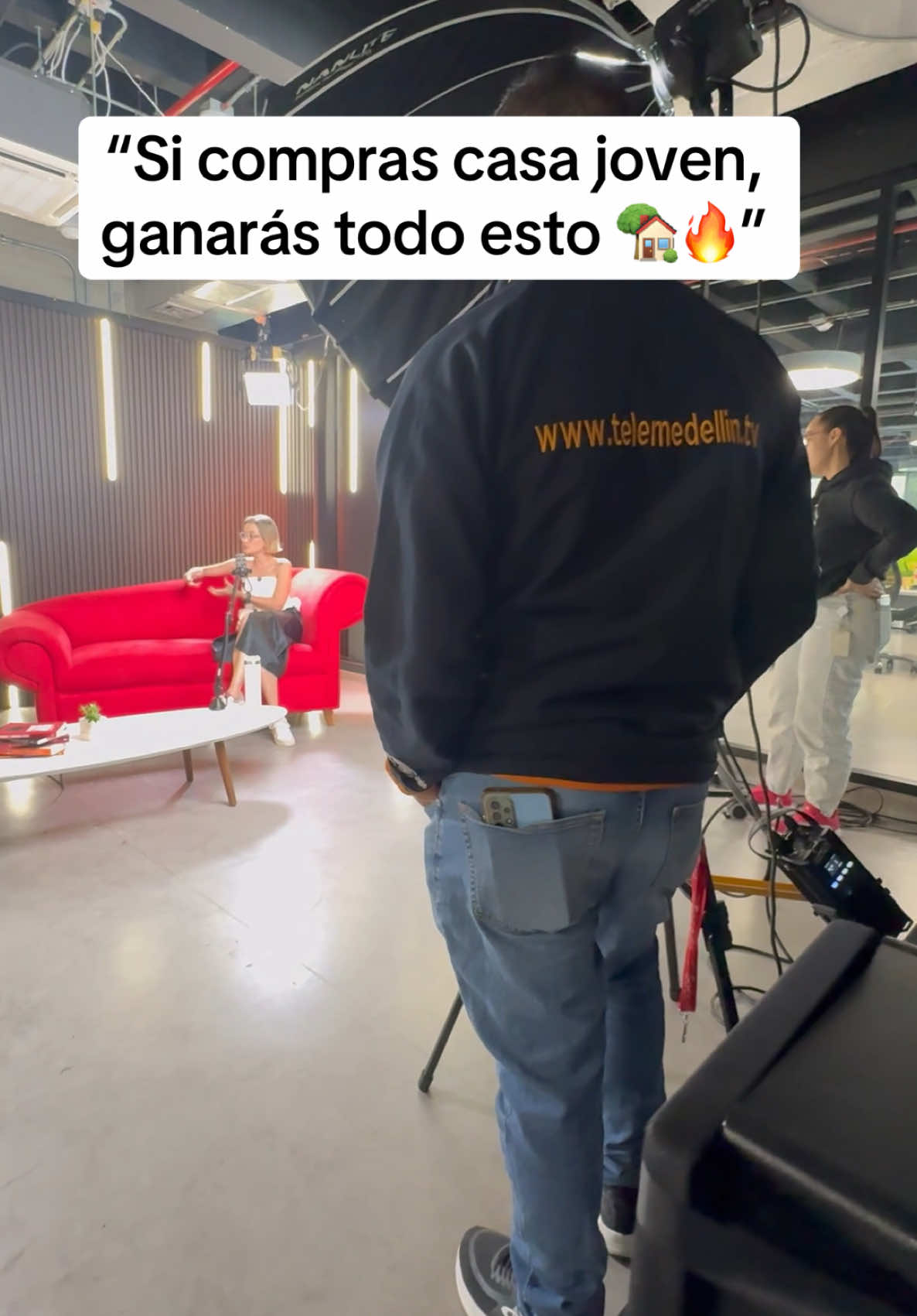 Con lo que más me encuentro en la calle y aquí en redes es con personas que, con mucha desilusión, me dicen: “Mabel, he trabajado toda mi vida y no tengo ni una casita… Estoy mamad@ de pagar arriendo.” Y créanme, entiendo perfectamente esa frustración. Por eso, si algo pueden aprender de la experiencia de otros, mi consejo es claro: tomen acción desde jóvenes. Siempre, siempre será más fácil hacerlo temprano. A medida que pasan los años, aparecen más obstáculos: los gastos aumentan, los miedos se hacen más grandes, y nos atormenta el “¿por qué no lo hice antes?”. Además, la edad juega en contra para obtener créditos con plazos largos, y en muchos casos, cuando los ingresos suben, las ayudas y subsidios desaparecen. 😢 Si estás a tiempo, hazlo ahora. Tu yo del futuro te lo va a agradecer. 💙