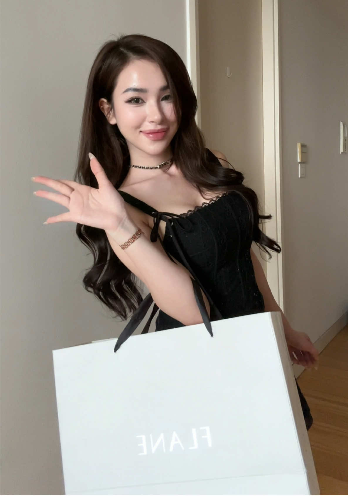 Mặc váy Flane là cảm thấy nữ tính tuyệt đốiii 🌸🌸🌸 #outfitoftheday #flane 