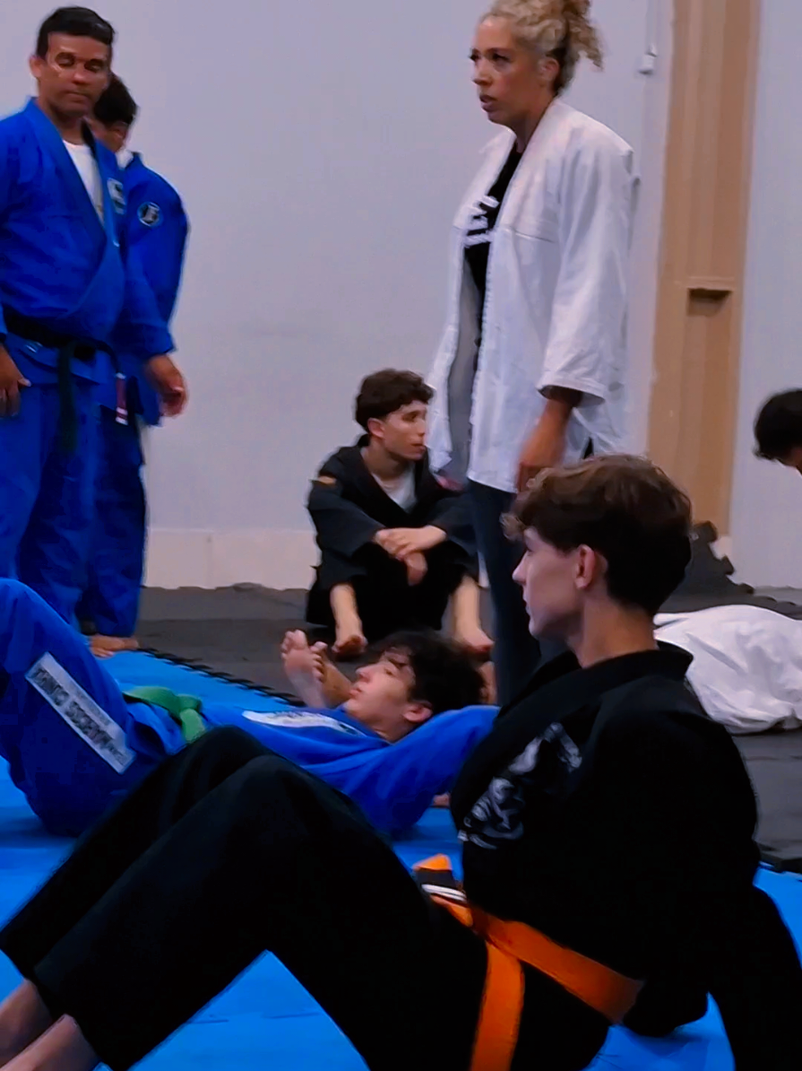 Primeira aula de Jiu-Jitsu e já estou na mira da minha própria filha! 🫣😂🎥 Cenário: Eu tentando sobreviver ao treino. Diretora do filme: Minha filha, chocada com a situação. Mensagem para o pai: 'Pai, ela tá treinando com um HOMEM! E ela é CASADA!!!' 🤣🤣🤣 Alerta de ciúmes ativado! 😂 Alguém avisa que é só esporte antes que eu seja deserdada! #comedia #maeefilha #jiujitsu  #vídeoengraçado  #momentoépico  #humor  #viroumeme  #rindoalto  #vídeododia  #olhaessasituação  #fail  #engraçadodemais #traição  #minhafilha  #ciúmes  #denuncia  #AlertaDeTraição #treinando  #elaécasada  #JiuJitsuFail  #MãeEmApuros  #viral_video #fyp @Fabricio Werdum @graciebarrajiujitsu @RenzoGracieBJJ @Fofoquei @CORTES PODPAH @Following Back 😆 