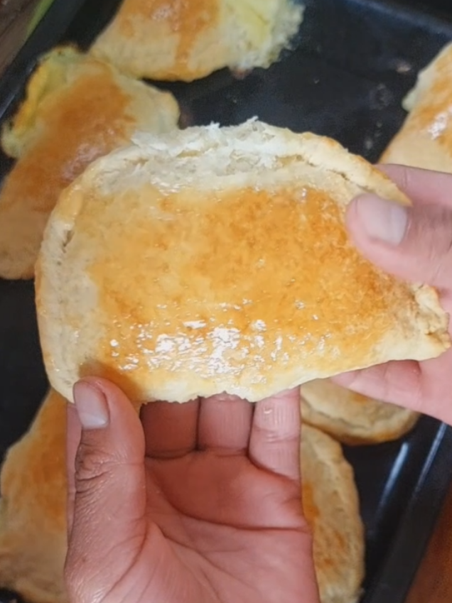 Empanadas de queso con royal.. espero que les guste y degusten  ......INGREDIENTES...... .......MASA........ - 2 tazas de harina común  - 2 cucharas de azúcar  - 1/4 cucharilla de sal  - 1 cucharilla de polvo de hornear  - 2 cucharas de mantequilla  - 1 chorrito de esencia de vainilla - 1/4 taza de leche  ..... RELLENO....... - 1 queso pequeño - 1 clara de huevo para el queso - 1 yema para pintar .....horno precalentado 180° 20 mín. o mas, hasta que dore #fyp #recetas #recetasfaciles #recetasquenofallan #tiktok #recetasdecandy #recetasrapidas #recetasfacilesyrapidas #recetasconsabor #empanadas #queso #candy #sinlevadura 