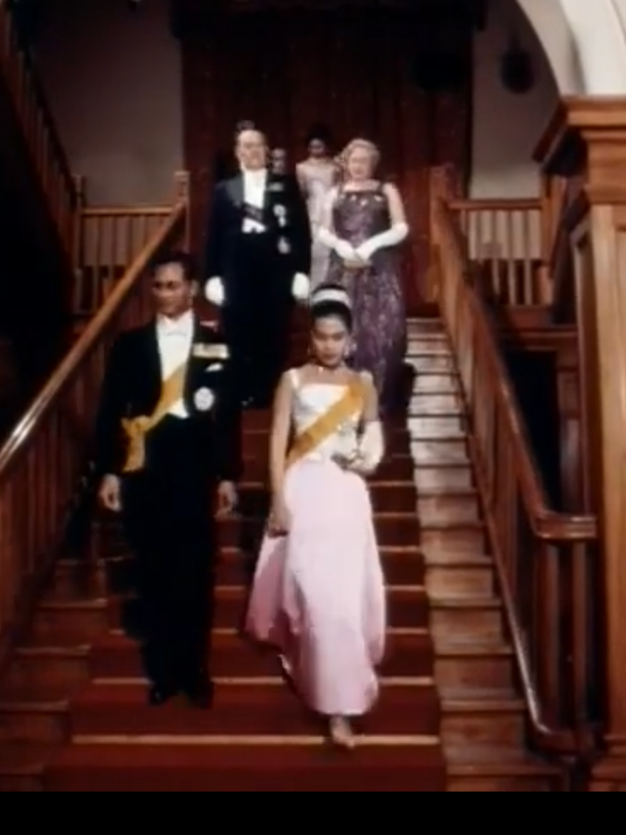 How to การลงบันไดแบบราชินี ควีนสิริกิติ์หรือสมเด็จพระพันปีหลวง ครั้งเสด็จเยือนต่างประเทศและร่วมพระราชพิธีต่างๆ#ในหลวงรัชกาลที่9 #queensirikit #longervideos #พระพันปีหลวง #ต่างประเทศ #ลงบันได #thailand  #missgrandthailand #นางงาม #jookkyporamin 