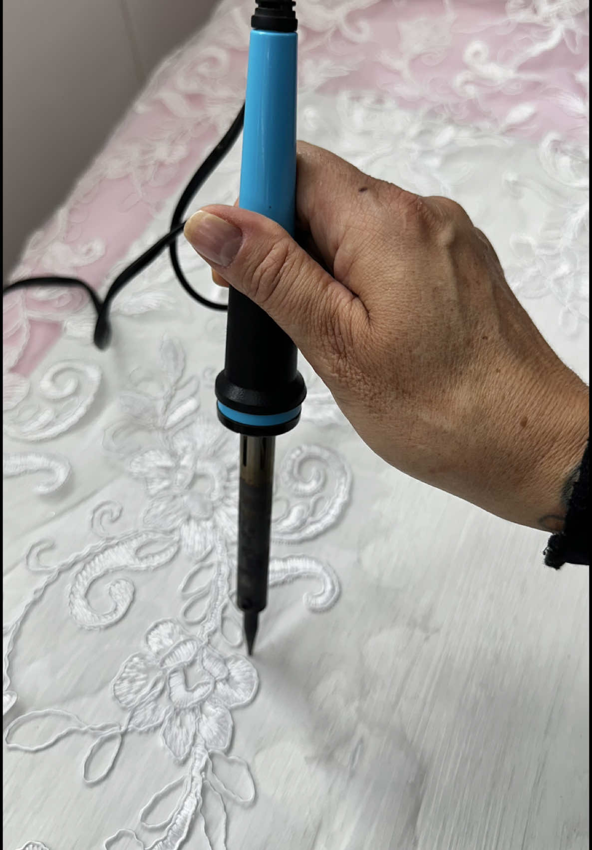 Uma boa dica para quem trabalha com rendas ….#rendas #tecidos #tecidorenda #dica #dicadecostura #costureirasdotiktok #costureira #trabalhos #dedicacao #ateliedecostura #sobmedida #costurasobmedida #vidadecostureira #tutorials 