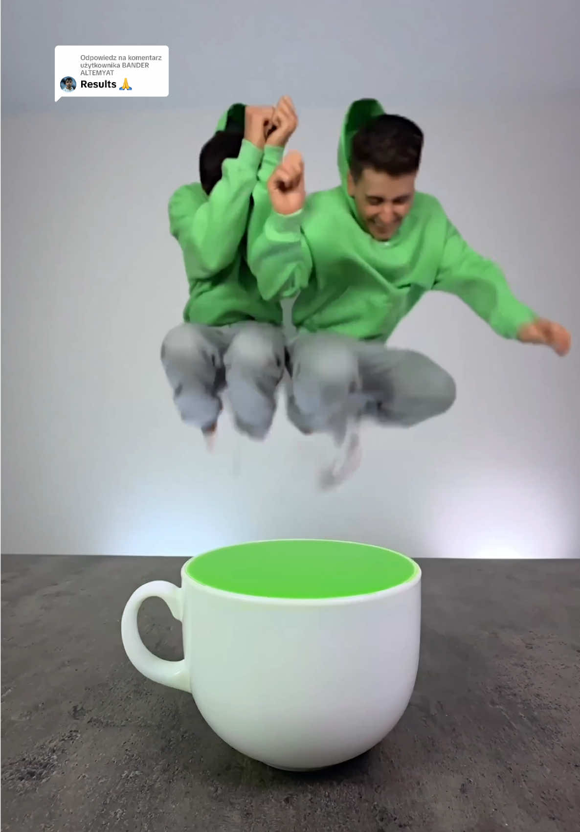 Odpowiadanie użytkownikowi @BANDER ALTEMYAT Here is the result of a perfect jump into the cup - But in a Duo! 🏃🏻‍♂️‍➡️☕️💦 Jak oceniacie efekt końcowy? 💚