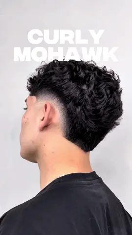 Curly Mohawk 🌪️ #menhairstyle #haircut #mohawk #chile #barberia #2025 