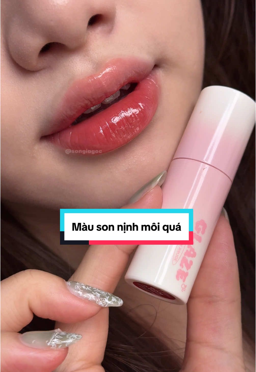 Black glaze!! Ta nói cái màu lên nịnh môi quá!! #songiagoc #blackrouge #blackchewy 