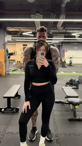 Za szeroki chłopak, żeby było widać mój ogromny biceps 🥹 @Michał Daniel #siłownia #trend #boyfriend 