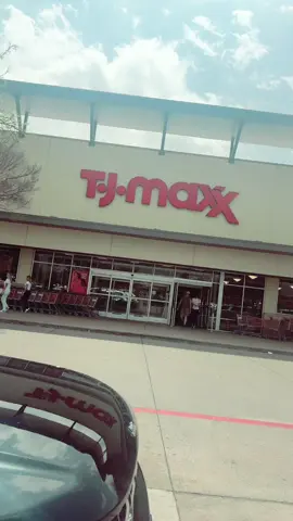 I could literally be in here for hours 🤭 #tjmaxx #tjmaxxfinds #tjmaxxshopping @TJ Maxx #tjmaxxbeautyfinds #tiktokaffiliateprogram #tiktokpilotprogam 