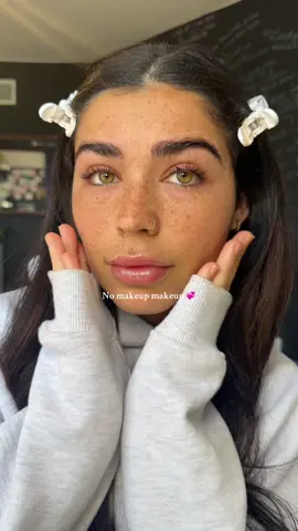 So simple 💞 @REFY @bareMinerals @Kopari Beauty @Tower 28 Beauty @Glossier @pointofview #nomakeupmakeup #simplemakeup #everydaymakeup #glowingskin 