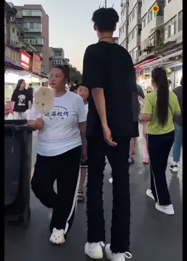 天哪，里面凉快吗？😬      #205cm #205 #taller #china #boy #volleyball #douyin抖音 #tiktok #viral #fy #fyp #❤️ #2025 
