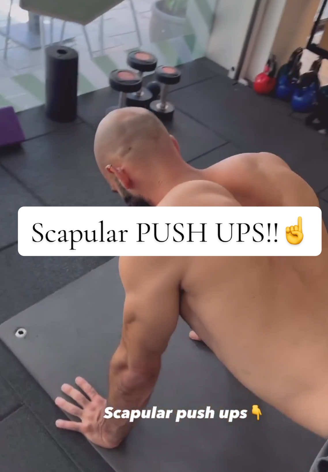 📍The serratus anterior is an important muscle for shoulder stability. Scapular Push-ups: ✏️ Assume a plank position (or the regression as in the video) with your arms fully extended and hands slightly wider than shoulder-width apart. 🧮 Keep your elbows straight and protract your shoulder blades (pushing your shoulder blades away from each other) as much as possible, then retract them (squeezing them together). ✂️ Repeat this protraction and retraction movement, focusing on engaging the serratus anterior📈 #flexibilitystretches #stretching #bodyconditioning #ramovement 