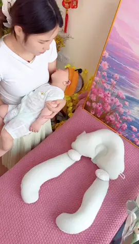 Trẻ sơ sinh rất dễ giật mình khi ngủ và có xu hướng ngủ nghiêng đầu, chiếc gối chữ U 2 trong 1 này rất tiện lợi.  Vừa chống giật mình vừa chống méo đầu cho bé 
