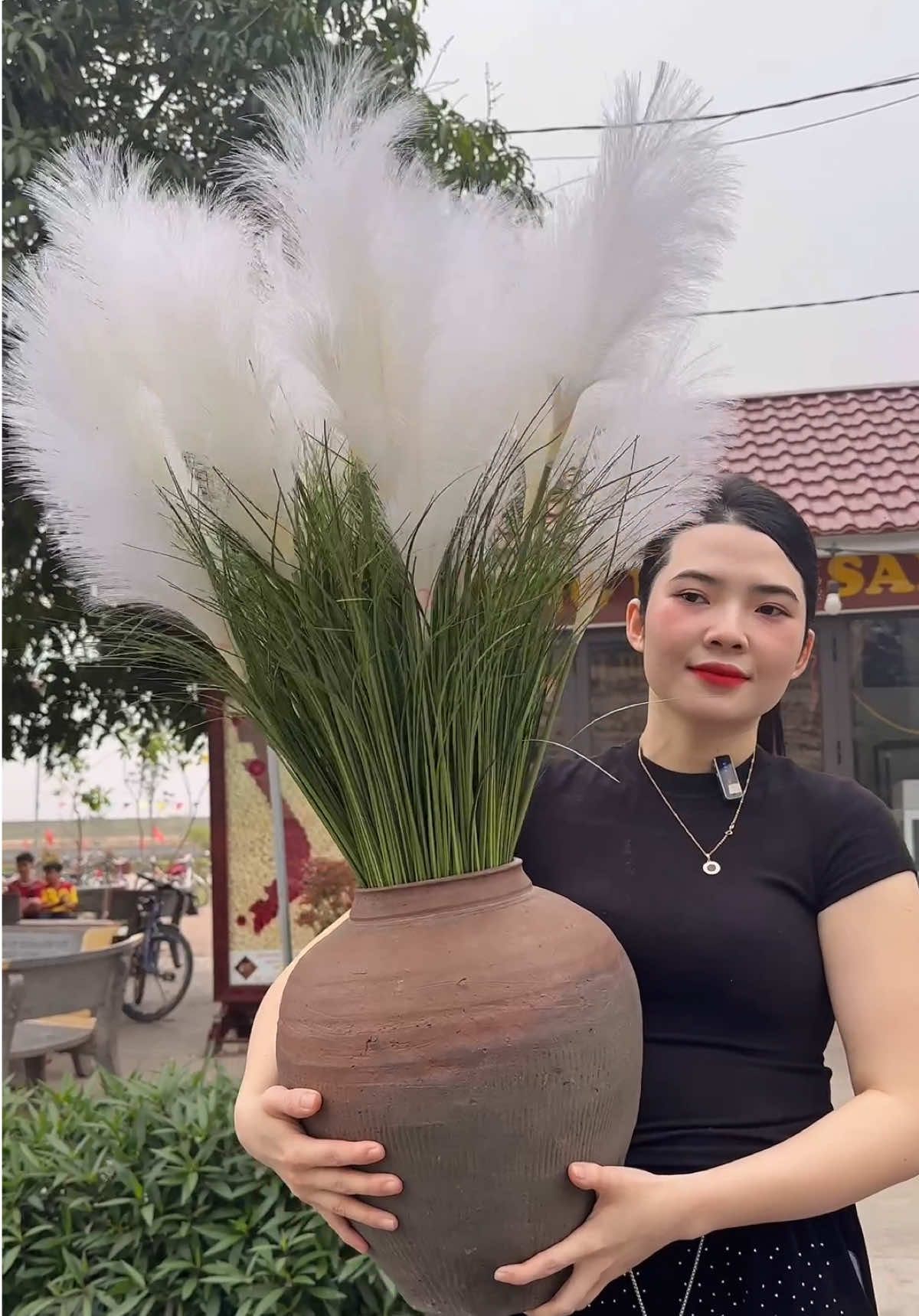 Lau vip nên cắm bình nào cũng hợp, cái chum muối dưa của mẹ cũng hợp lắm nè 